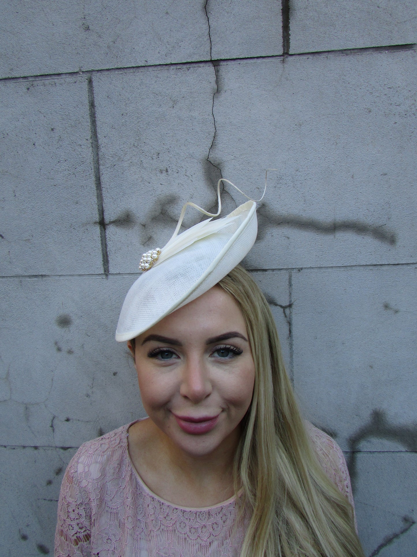 Cream Pearl Feather Disc Hatinator