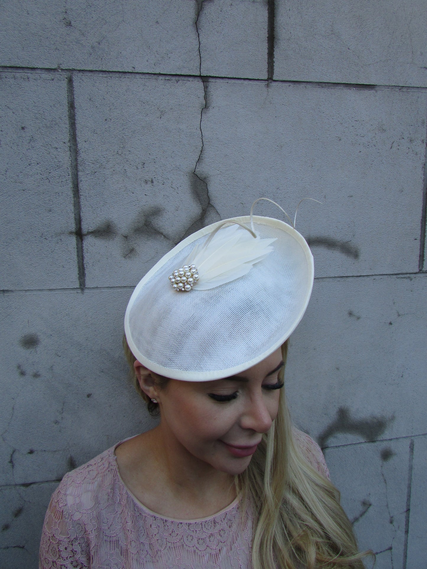 Cream Pearl Feather Disc Hatinator