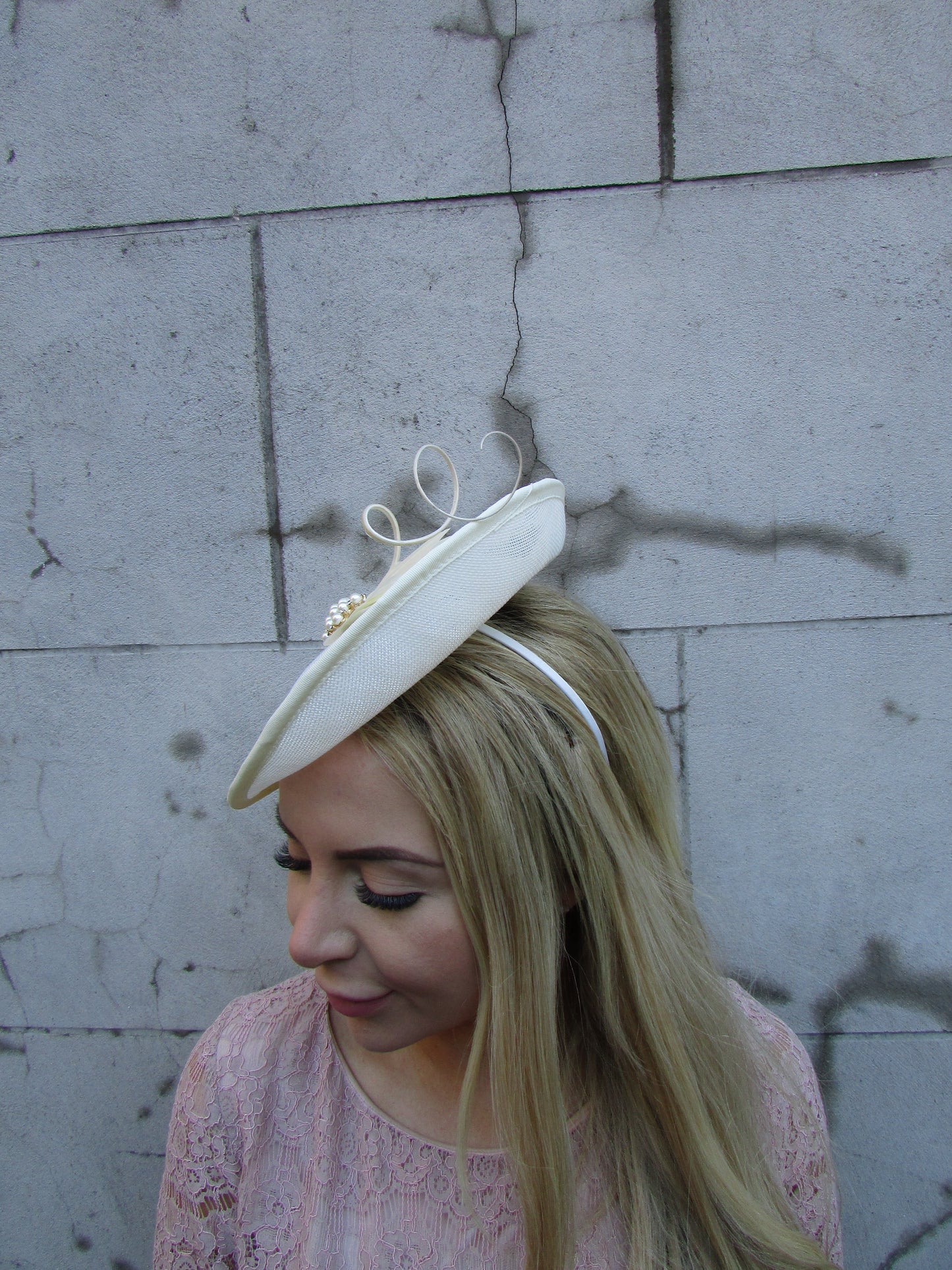 Cream Pearl Feather Disc Hatinator